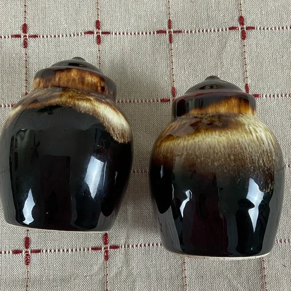 Vintage Pfaltzgraff Gourmet Brown Drip Salt & Pepper Shakers Original Plugs - Picture 3 of 5
